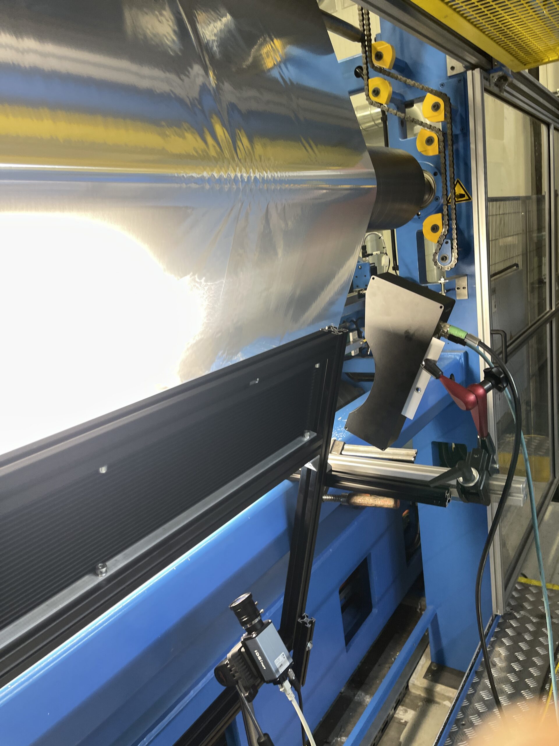 Inline flatness measurement on aluminium foil with Q6 laser scanner